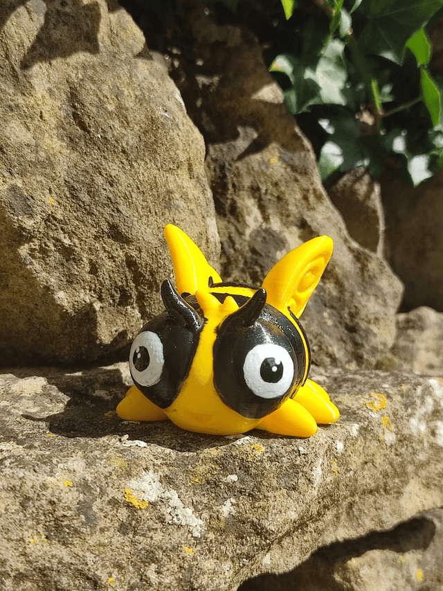 Articulated bumblebee, 3D printed, fidget toy, bee collectible, STEM, eco-friendly, insect model, poseable bee, 3D printed animals