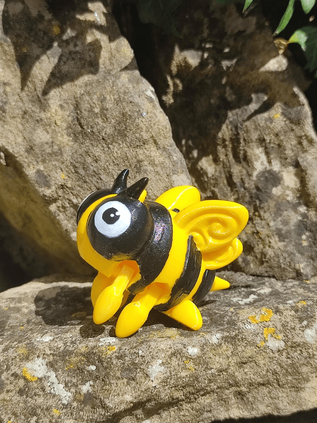 Articulated bumblebee, 3D printed, fidget toy, bee collectible, STEM, eco-friendly, insect model, poseable bee, 3D printed animals