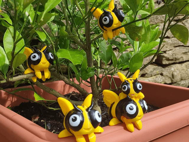 Articulated bumblebee, 3D printed, fidget toy, bee collectible, STEM, eco-friendly, insect model, poseable bee, 3D printed animals