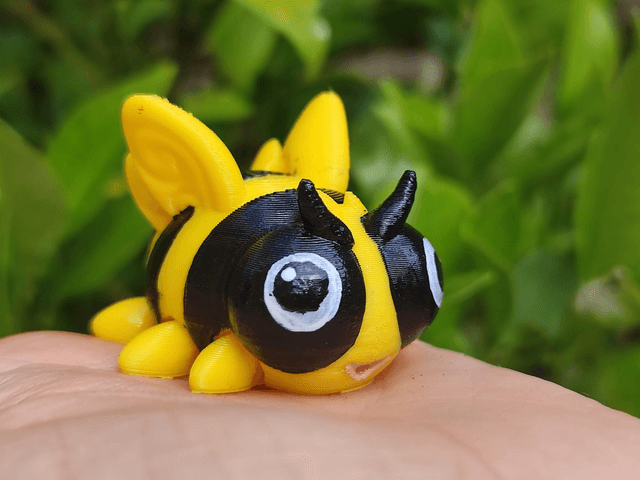 Articulated bumblebee, 3D printed, fidget toy, bee collectible, STEM, eco-friendly, insect model, poseable bee, 3D printed animals