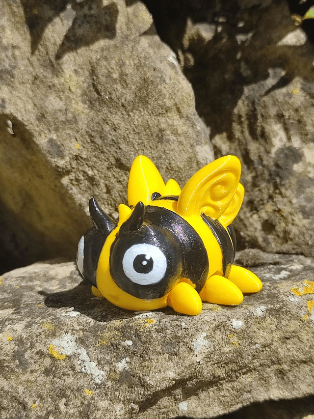 Articulated bumblebee, 3D printed, fidget toy, bee collectible, STEM, eco-friendly, insect model, poseable bee, 3D printed animals